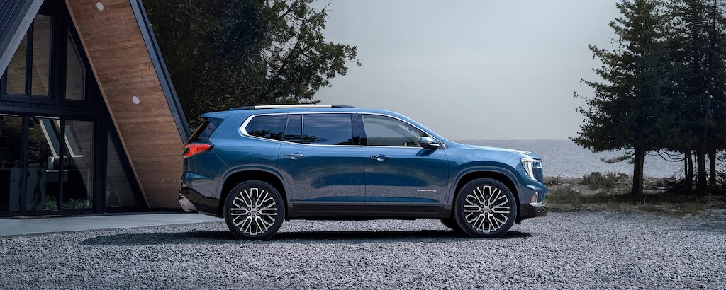 GMC Acadia 2026, camioneta para 7 pasajeros con renovado diseño exterior y pantalla de infoentretenimiento de 15 pulgadas